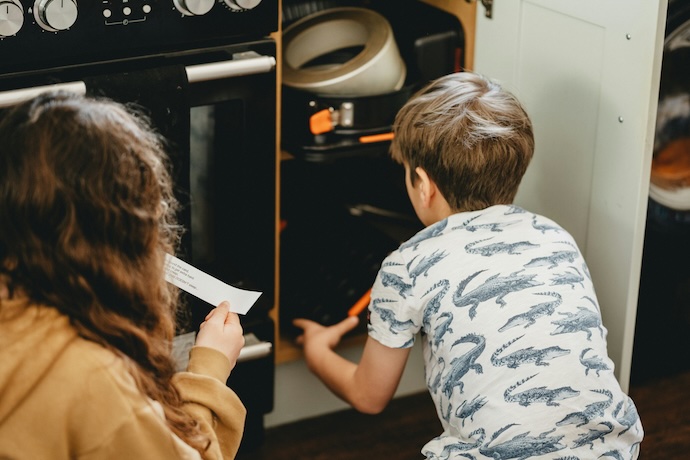 kids on scavenger hunt