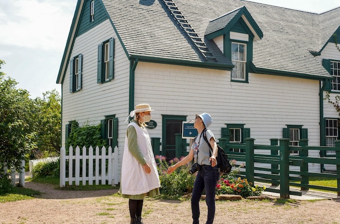 two people dshaking hands in front of an old building