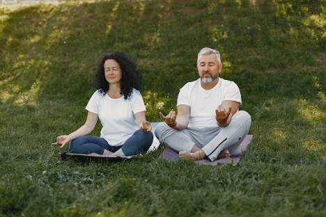 couple meditate