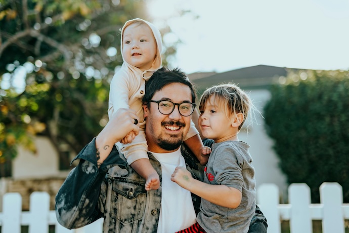 father and two small kids