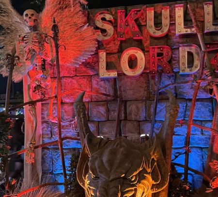 Skull lord sign at Universal Horror Night